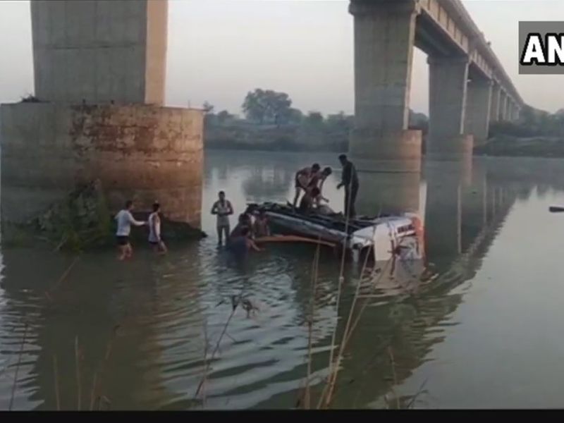 The bus accident in Rajasthan, 20 passengers dead | राजस्थानात बस नदीत कोसळून 32 प्रवाशांचा दुर्देवी मृत्यू