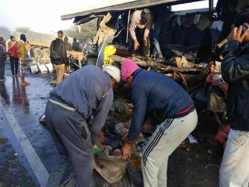 11 people killed in road accident in Rajasthan, tractor trawlers | राजस्थानमध्ये बसची ट्रॅक्टरच्या ट्रॉलीला धडक, 11 जणांचा मृत्यू
