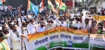 Congress protests against BJP in front of Raj Bhavan | काँग्रेसची भाजपविरुद्ध राजभवनासमोर निदर्शने