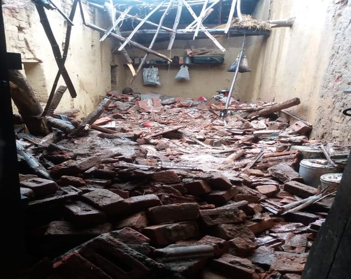 Three people die as house collapses due to rain in Bhandara | भंडाऱ्यामध्ये घराची भिंत कोसळून पती-पत्नीसह मुलीचा मृत्यू