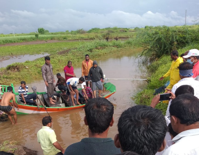 four people from the village were swept away in the flood waters at daund taluka | दौंड तालुक्यात पुराच्या पाण्यात चार जण गेले वाहून; खानवटे गावावर शोककळा