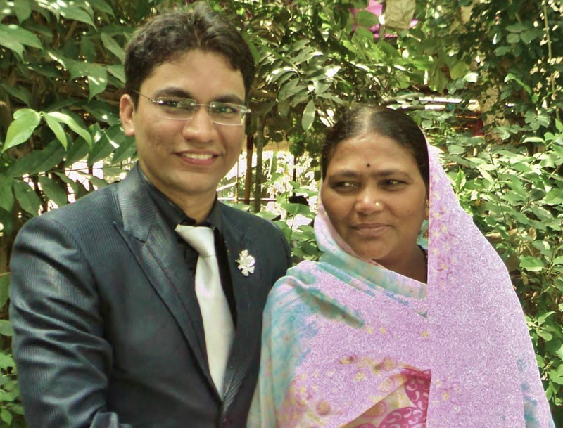 Direction to life given by mother's contribution: Rajendra Bharud | आईच्या योगदानामुळे मिळाली जीवनाला दिशा : राजेंद्र भारूड