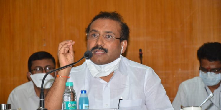 Maharashtra health minister clarifies how corona vaccination program will work and who wont get vaccine | 'या' व्यक्तींना लस मिळणार नाही; आरोग्यमंत्री राजेश टोपेंचं मोठं वक्तव्य
