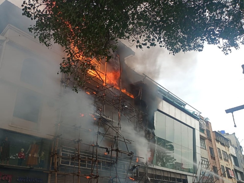 Fierce fire at a clothing shop in Rajgurunagar; The fire brigade continues its efforts to extinguish the fire | राजगुरूनगरमध्ये कपड्याच्या दुकानास भीषण आग; अग्निशमन दलाचे आग विझवण्यासाठी शर्थीचे प्रयत्न सुरू