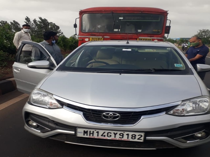 ST driver beaten on Pune-Nashik highway; So the female conductor was taken aback | पुणे - नाशिक महामार्गावर एसटी चालकाला मारहाण; तर महिला कंडक्टरला नेले फरफटत