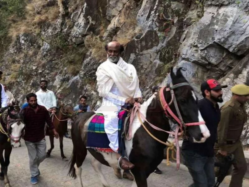 rajnikanth himalayas visit for spiritual meet | थलायवा रजनीकांत हिमालयाच्या यात्रेवर, घोडेस्वारीचे फोटो व्हायरल
