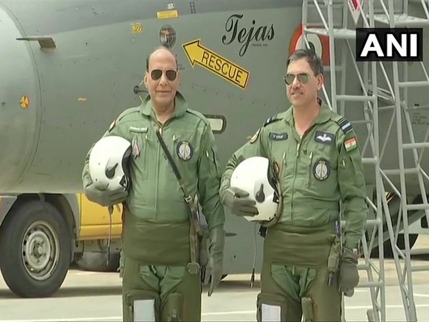 Defence Minister Rajnath Singh flies in Tejas Aircraft | संरक्षणमंत्री राजनाथ सिंह यांची स्वदेशी 'तेजस' लढाऊ विमानामधून भरारी