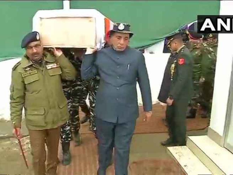 Pulwama Terror Attack Union Ministers Rajnath Singh Lend A Shoulder To Mortal Remains Of A Crpf Soldier | Pulwama Attack: राजनाथ सिंहांनी वाहिली श्रद्धांजली; शहीद जवानाच्या पार्थिवाला दिला खांदा