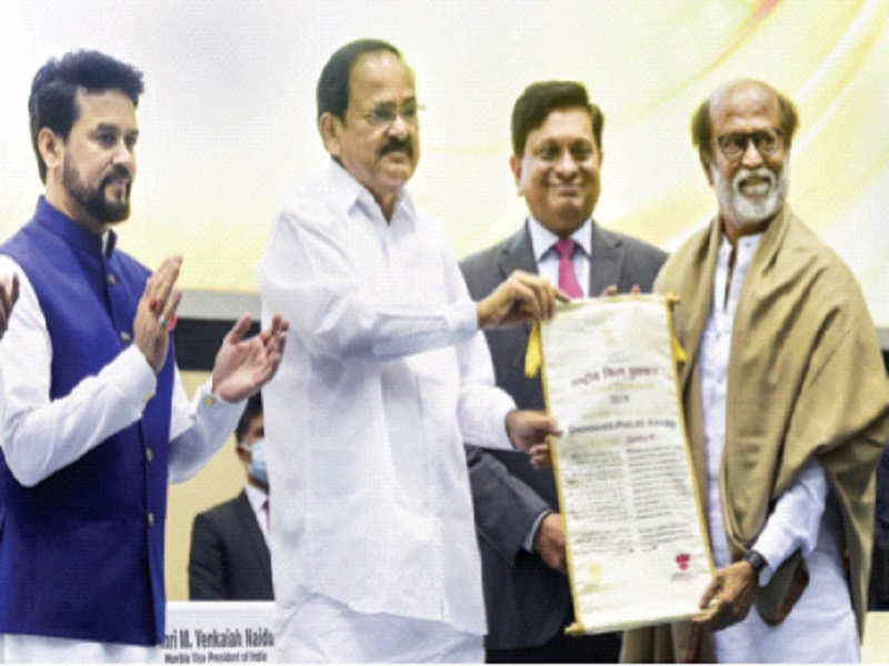 Rajinikanth honoured with Dadasaheb Phalke award | प्रख्यात अभिनेते रजनीकांत दादासाहेब फाळके पुरस्काराने सन्मानित  