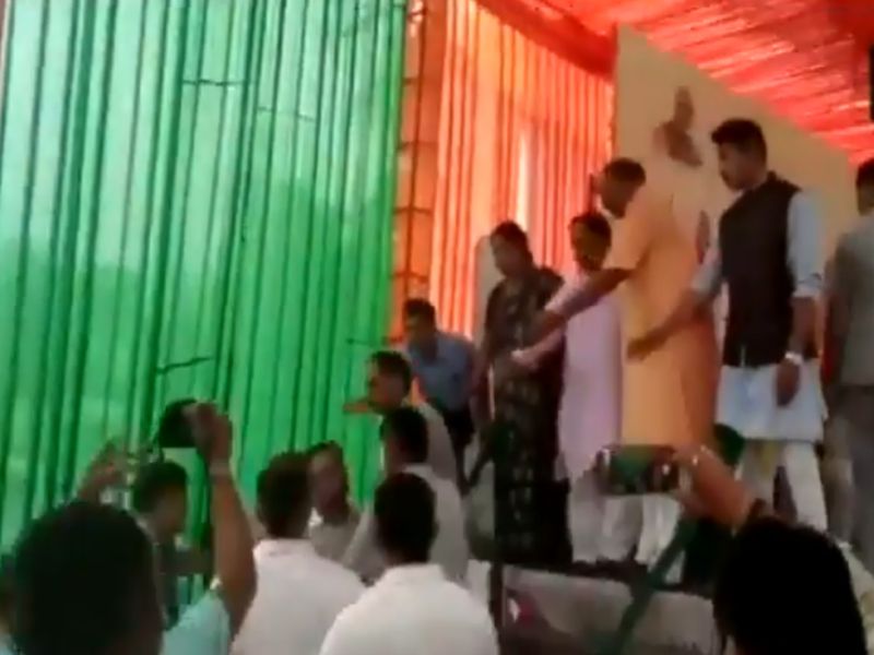 BJP leaders Sharma & Shekhawat fight in presence of CM Vasundhara Raje during an event in Alwar | व्हिडीओ : मुख्यमंत्र्यांसमोरच भाजपाचे दोन नेते भिडले 