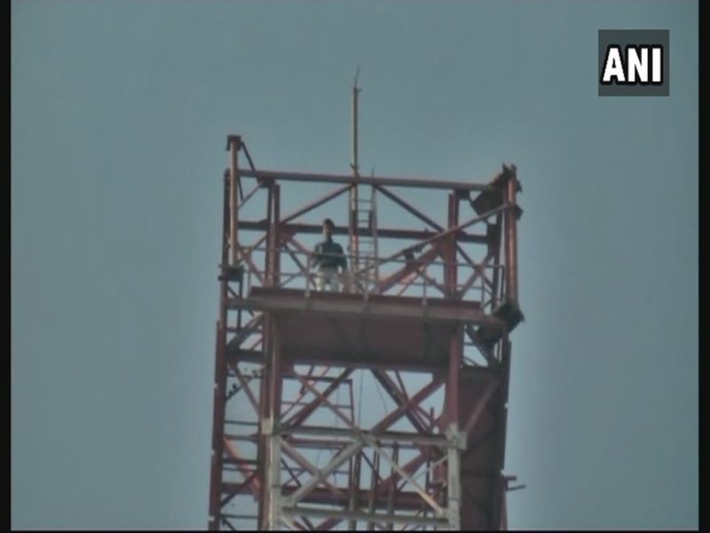 rajasthan protester climb mobile tower demand padmavat ban | 'पद्मावत'विरोधात शोले स्टाईल आंदोलन ! पेट्रोल घेऊन 350 फूट उंच मोबाइल टॉवर चढला तरुण 