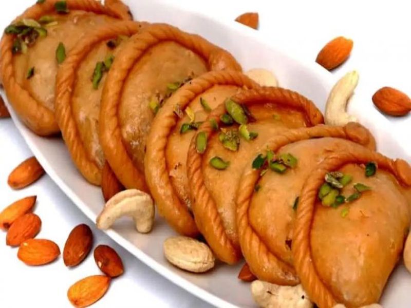 Diwali 2018 : diwali recipes traditional diwali food from around the country | Diwali 2018 : दिवाळीत भारताच्या 'या' 10 राज्यांमध्ये तयार केले जातात 'हे' हटके पदार्थ!