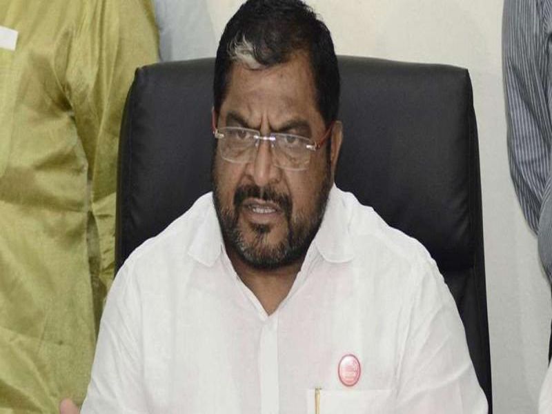 Raju Shetty has criticized former chief minister Devendra Fadnavis | फडणवीस सरकारचे घोटाळे पुराव्यानिशी बाहेर काढणार- राजू शेट्टी