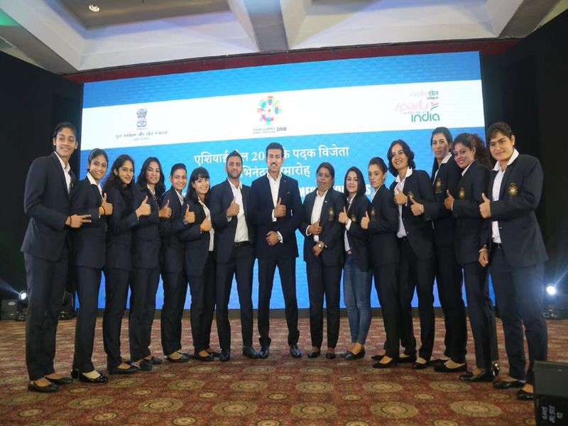 Asian Games 2018: players travel economy, but India's Deputy CDM Sacheti upgrades himself to business class | Asian Games 2018: पदक विजेत्या खेळाडूंना इकोनॉमी, तर अधिकाऱ्यांना बिझनेस क्लासने प्रवास