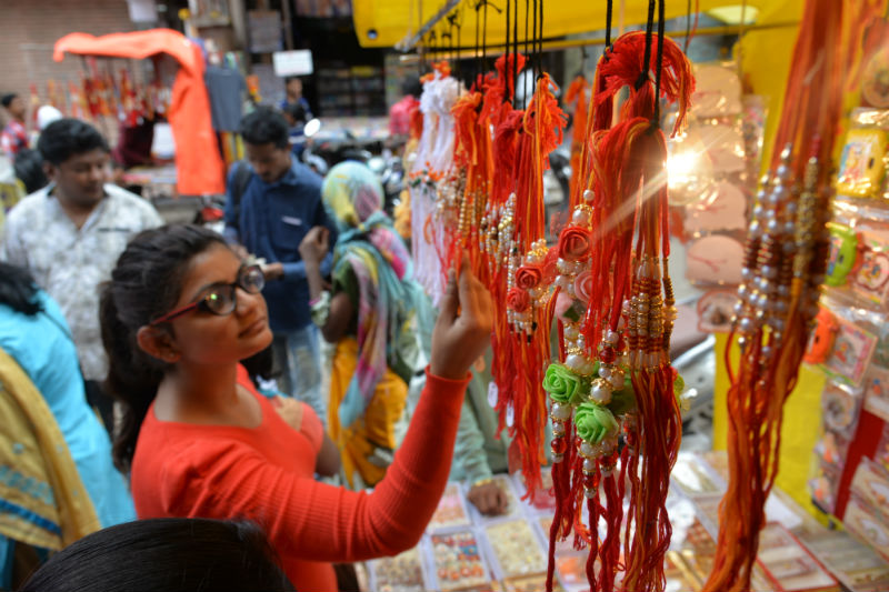 The fancy of the fondisers seduced the market in Solapur | फॅन्सी राख्यांनी पाडली सोलापूरातील बाजारपेठेला भुरळ