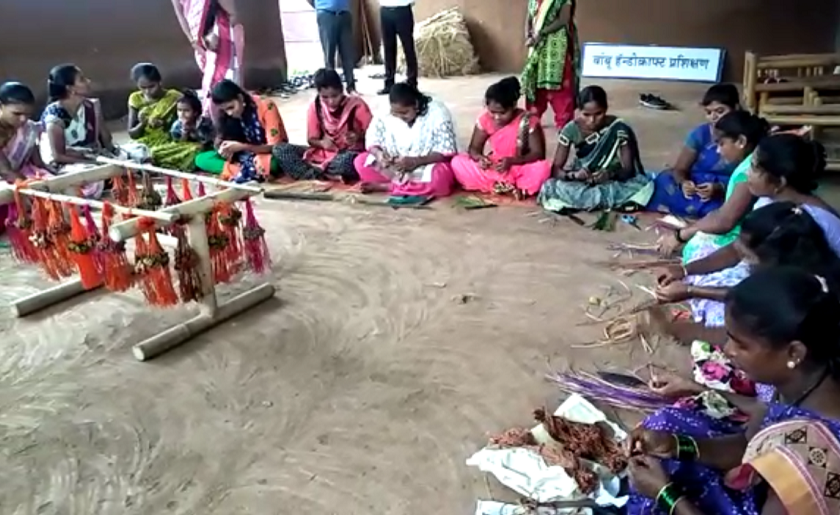 Women in Vikramgad are making eco-friendly rakhs from bamboo | विक्रमगडमधील महिला बनवताहेत बांबूपासून पर्यावरणपूरक राख्या