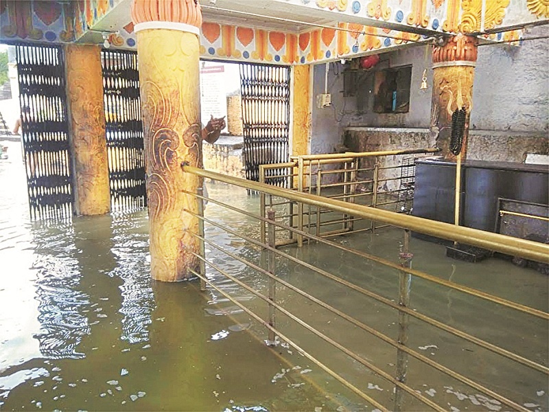 The ancient temples of Raksha Bhavan under the Godavari water | राक्षसभुवनची प्राचीन मंदिरे गोदावरीच्या पाण्याखाली