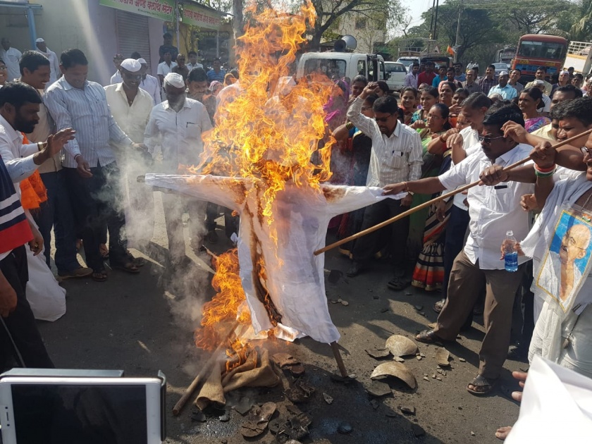 Anna Hazare's fast for the third day: Government statue combustion in Ralegan Siddhi | अण्णा हजारे यांच्या उपोषणाचा आज तिसरा दिवस : राळगेणसिध्दीमध्ये सरकारचे पुतळा दहन
