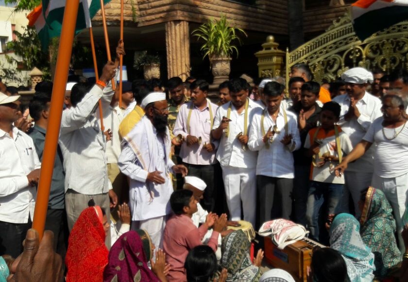 Movement of Ralegan Siddhi villagers in front of MP Gandhi's bungalow; The ban of the government as a hymn | खासदार गांधी यांच्या बंगल्यासमोर राळेगणसिद्धी ग्रामस्थांचे आंदोलन; भजन म्हणून केला सरकारचा निषेध