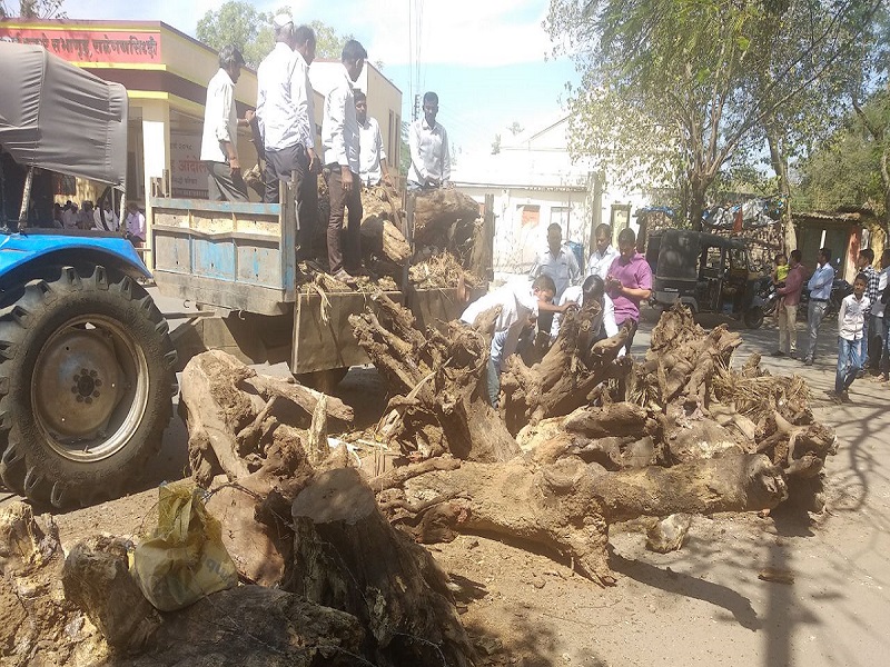 Ralegansiddhi villagers prepare for self-sacrifice; Stop the road on the nagar-Pune highway at Supa | Anna Hazare Andolan : राळेगणसिद्धीत ग्रामस्थ करणार सामूहिक आत्मदहन