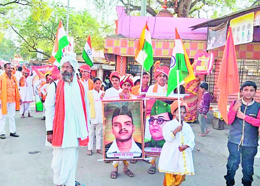 For the purification of politics, the determination rallies were organized by the devotees in Bhadgawa | राजकारण शुद्धीकरणासाठी भडगावात भक्तांनी काढली निर्धार रॅली