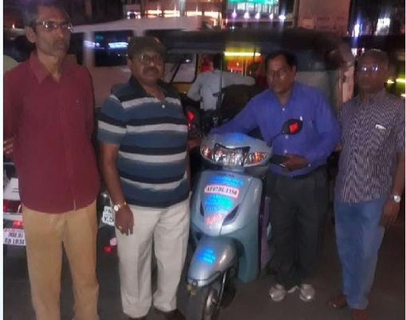 Andhra Pradesh to Delhi Scooter Wari for demand for increased pensions | वाढीव पेन्शनच्या मागणीसाठी आंध्र प्रदेश ते दिल्ली स्कूटर वारी 