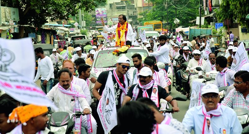 Maharashtra Assembly Election 2019: Pramod Manamoden showcased by bike rally | Maharashtra Assembly Election 2019 : प्रमोद मानमोडेंचे बाईक रॅलीद्वारे शक्तिप्रदर्शन 