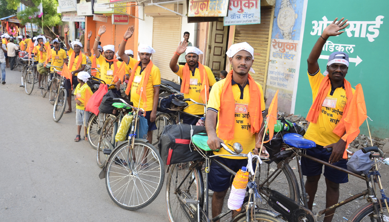 For devotees of Sai Baba, devotees of 300 devotees of Solapur are headed towards Dindi Shirdi | साईबाबांच्या दर्शनासाठी सोलापुरातील ३०० भक्तांची सायकल दिंडी शिर्डीकडे मार्गस्थ
