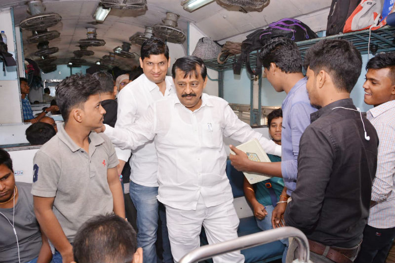 Cooperation Minister did the journey by rail to Solapur-Pune, and the difficulties of knowing the passengers | सहकारमंत्र्यांनी केला सोलापूर-पुणे पर्यंत रेल्वेने प्रवास, प्रवाशांच्या जाणून घेतल्या अडचणी