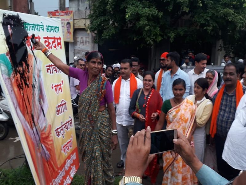 Ram Kadam News | राम कदम यांच्या फोटोला शिवसेनेच्या महिला कार्यकर्त्यांकडून चपलांचा चोप 