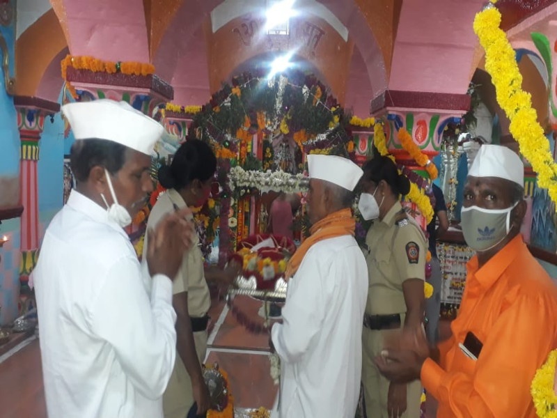 Breaking the tradition of celebration for two years in a row, Ram Navami is celebrated in the presence of five devotees | सलग दोन वर्षे उत्सवाची परंपरा खंडित, रामनवमी पाच भक्तांच्या उपस्थितीत साजरी