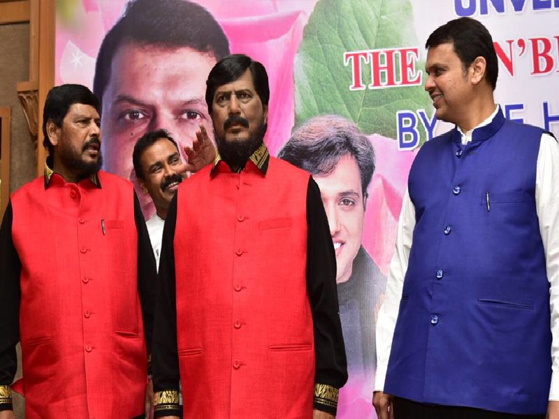 Ramdas Athavale will support Shivsena's Rahul Shewale | आठवलेंचे बंड शमले; राज्यसभेच्या आश्वासनावर नमले