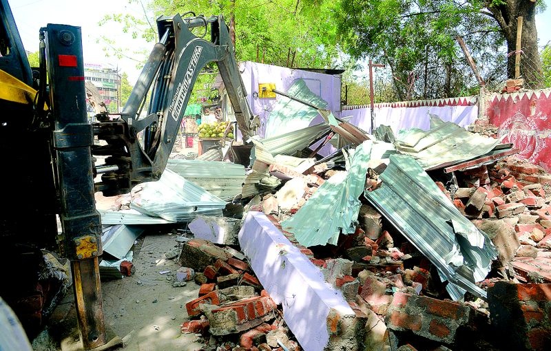 Lokmat Impact: Removal of unauthorized shops in Ramdaspeth | लोकमत इम्पॅक्ट : रामदासपेठेतील अनधिकृत दुकानांचा सफाया