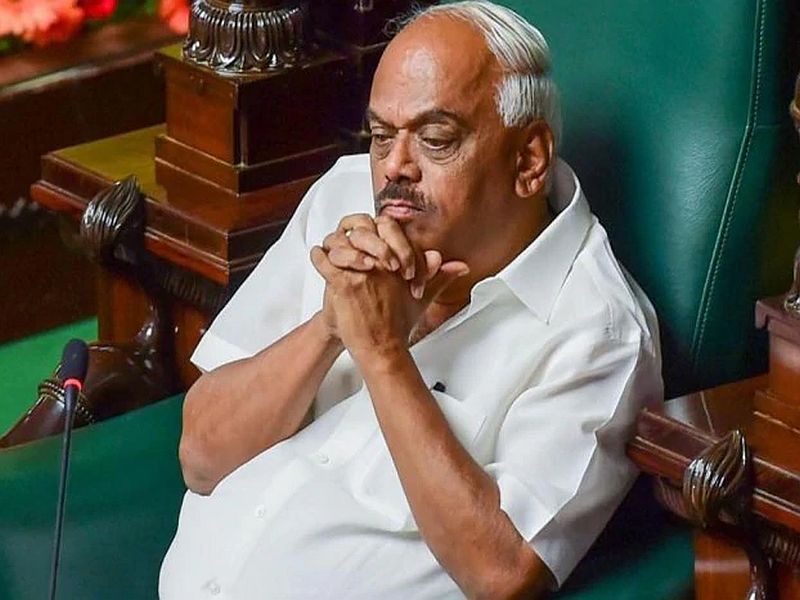 BJP 'good day' in Karnataka, 14 MLAs of Congress and JDS are ineligible by speaker | कर्नाटकात भाजपाला 'अच्छे दिन', काँग्रेस अन् जेडीएसचे 14 आमदार अपात्र
