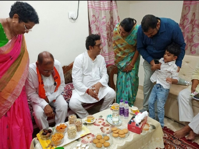 Raj Thackeray visit to Chandrapur district, on his way, he visited 2019 MNS candidate for the assembly elections Ramesh Rajurkar residence at Warora | ‘राज’कारण, रमेश राजूरकर यांना दिले ‘वन टू वन’ चर्चेचे निमंत्रण