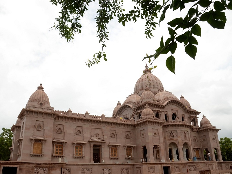 Ramkrishna Dhyana Temple in Aurangabad is raedy; 4 thousand ton of chunar stone, 400 ton marble used | औरंगाबादमधील रामकृष्ण ध्यान मंदिर पूर्णत्वाकडे; ४ हजार टन चनार दगड, ४०० टन संगमरवरचा वापर