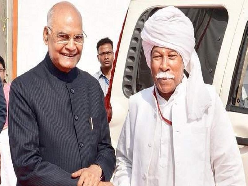 President Ram Nath Kovind forgets protocol, meets friend after 12 years | प्रोटोकॉल बाजूला ठेवून राष्ट्रपतींनी आपल्या मित्राची घेतली गळाभेट!