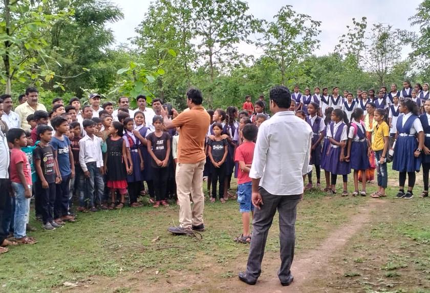hundreds of students visited directly in the forest | थेट गुगुलडाेहच्या जंगलातच पाेहचले शेकडाे विद्यार्थी