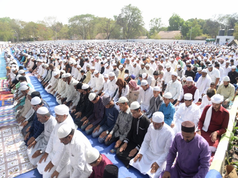 Ramzan eid celebrates with Namaz reading on golibar ground and Idgah mashid in Pune | पुण्यातील गोळीबार मैदान व ईदगाह मशिदेत नमाज पठण करत रमजान ईद उत्साहात साजरी