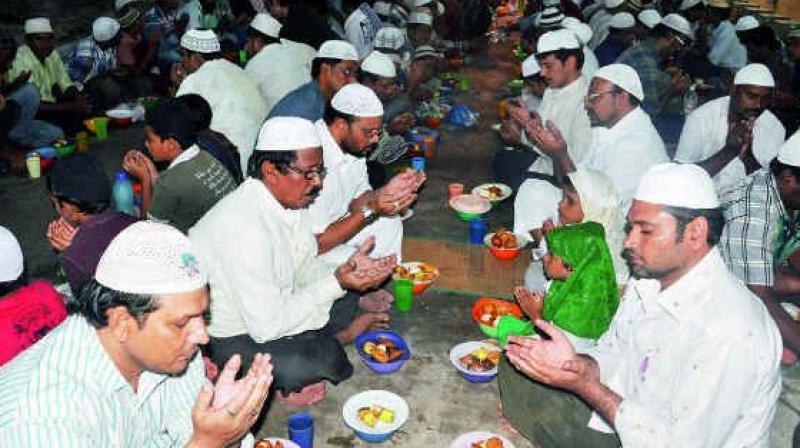 Ramzan: What is the true purpose of the Iftar party? | Ramzan : काय असतो इफ्तार पार्टीचा खरा उद्देश?  