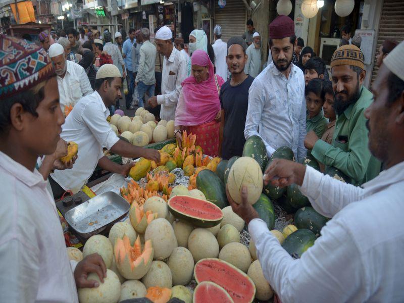 'Ramzan Parva' in the final phase; 'Noor' grew in market | ‘रमजान पर्व’ अंतीम टप्प्यात; बाजारपेठेत वाढला ‘नूर’