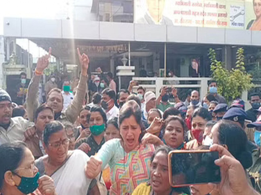 mp navneet rana agitation over shivaji maharaj statue removed | अमरावतीत राणा दाम्पत्य नजरकैदेत! मध्यरात्री कारवाई