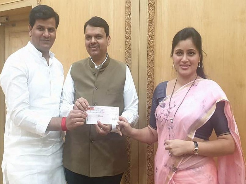 Navneet kaur Rana gives her first salary to the cm relief fund | नवनीत राणा यांच्याकडून पहिलं वेतन मुख्यमंत्री सहाय्यता निधीला