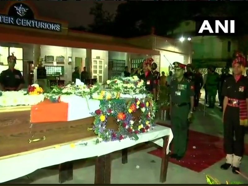 The martyr of Major Kaustubh Rane, in Mumbai, salute from the army | शहीद मेजर कौस्तुभ राणेंचे पार्थिव मुंबईत, लष्कराकडून मानवंदना 