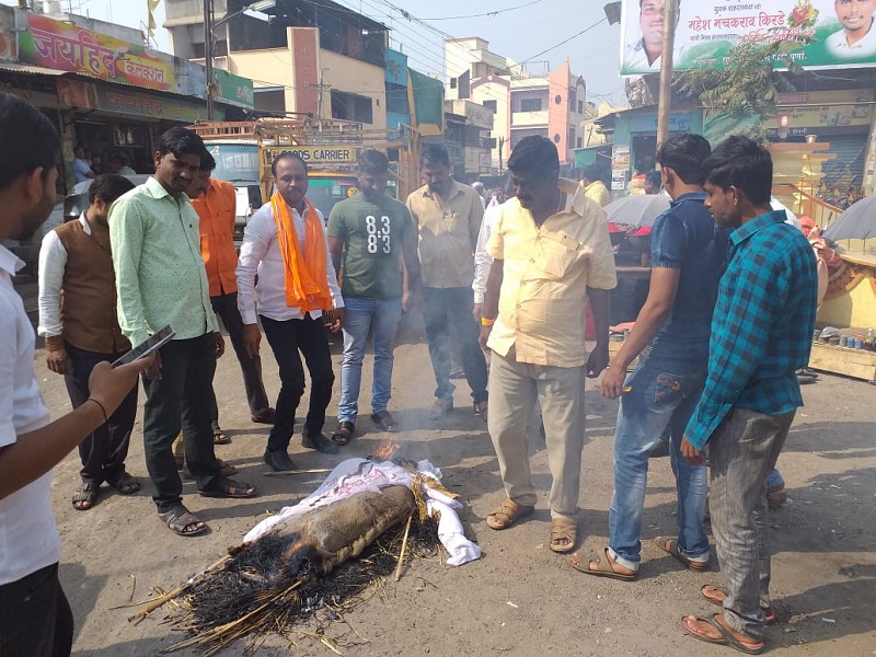 Nilesh Rane's symbolic statue burnt to protest by Shiv Sena at Purna | पूर्णा येथे शिवसेनेकडून निलेश राणेंचा प्रतिकात्मक पुतळा जळून निषेध