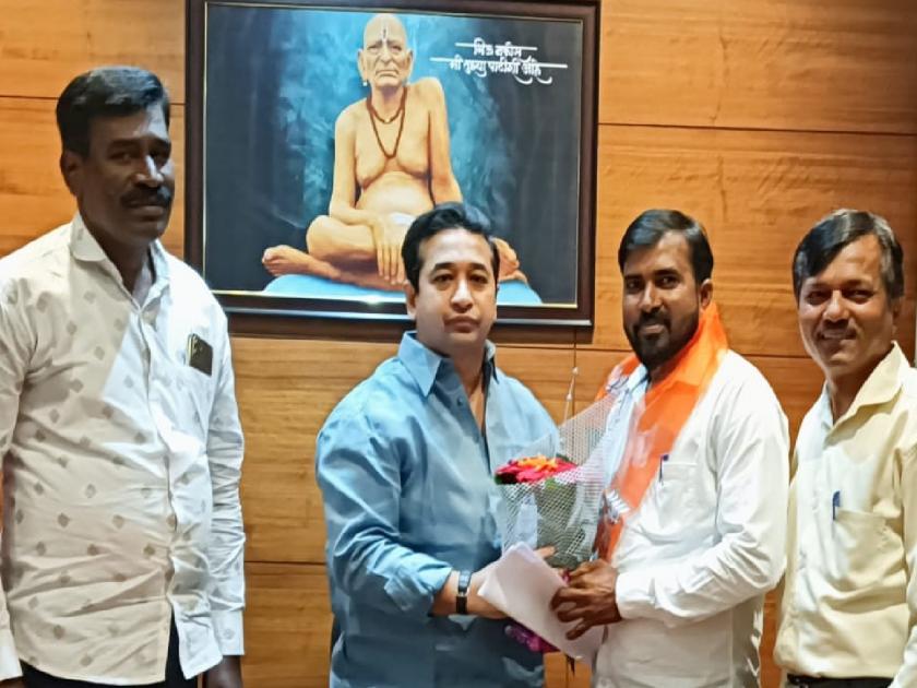 Sarpanch of Devgad Talwade Gopal Rumde joined BJP | देवगड तळवडेचे सरपंच गोपाळ रुमडे यांचा भाजपात प्रवेश, नितेश राणे यांनी केले स्वागत