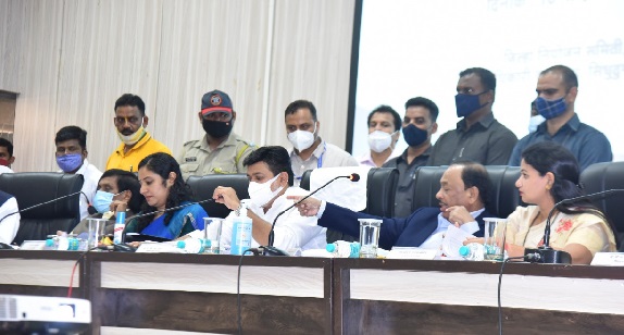 Verbal clash between Minister Narayan Rane, Sandesh Parkar, Baburao Dhuri at Sindhudurg Planning Meeting | सिंधुदुर्ग : नियोजन सभेत 'या' विषयावरून राणे-पारकर-धुरी यांच्यात शाब्दिक चकमक