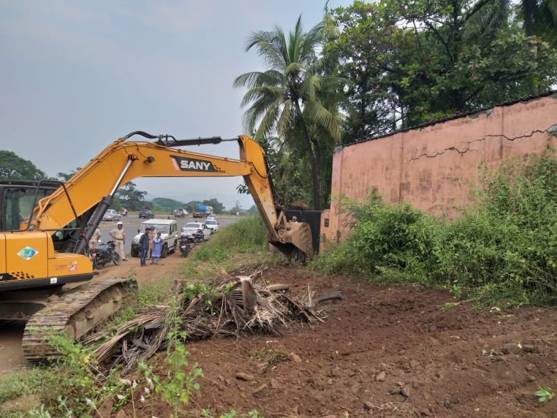 land acquisition department rotated jcb on narayan rane's farm house | नारायण राणेंच्या फार्म हाऊसची भिंत जमीनदोस्त, भूसंपादन विभागाने जेसीबी फिरवला