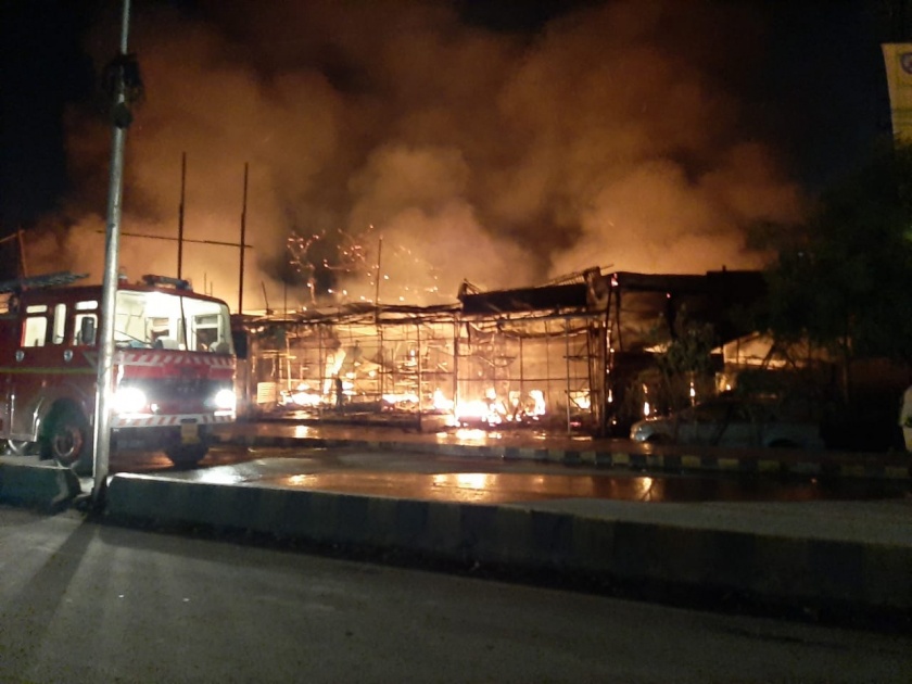 The 15 shops in the Rangbhavna Chowk were burnt in fire | रंगभवन चौकातील १५ फर्निचरची दुकाने आगीत भस्मसात