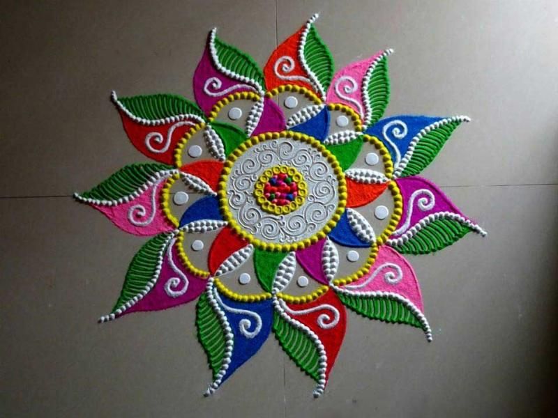 Diwali 2018: Latest rangoli designs for Diwali 2018, see photos | Diwali 2018 : रांगोळ्यांच्या या खास डिझाइन्स दिवाळी सेलिब्रेशनमध्ये भरतील वेगळे रंग!